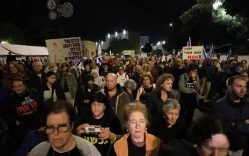 عائلات المحتجزين الإسرائيليين تطالب الحكومة بعقد