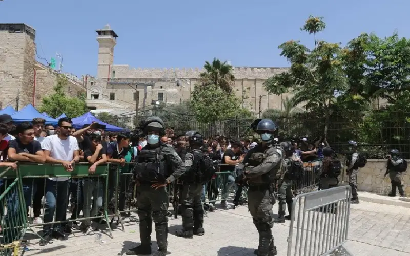 قوات الاحتلال تعتقل مواطنين من الخليل