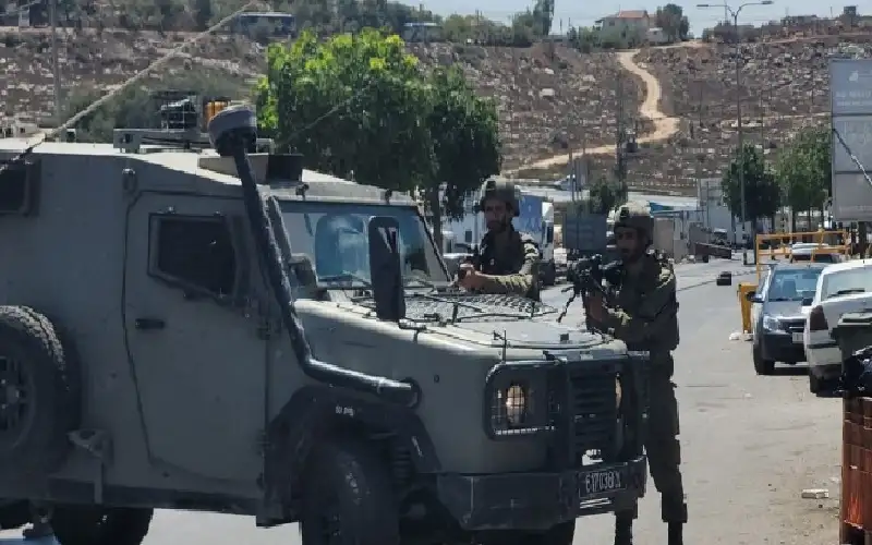 الاحتلال يعتقل فتى من بيت أمر