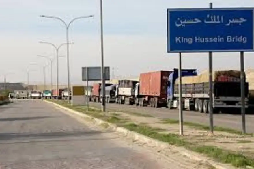 انخفاض عدد الشاحنات عبر جسر الملك