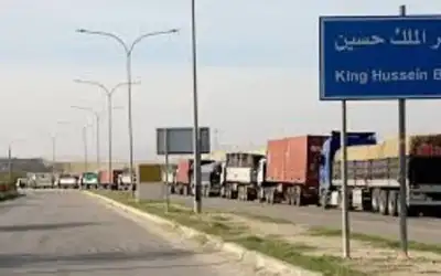 انخفاض عدد الشاحنات عبر جسر الملك