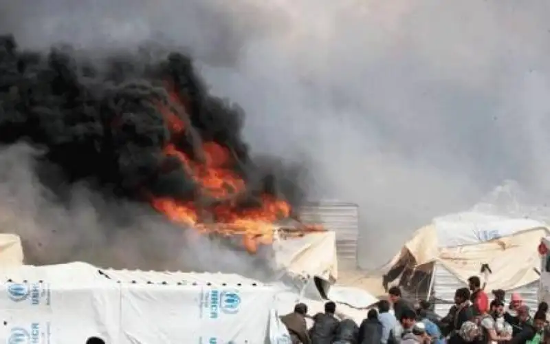 وفاة سيدة وطفليها بحريق في مخيم