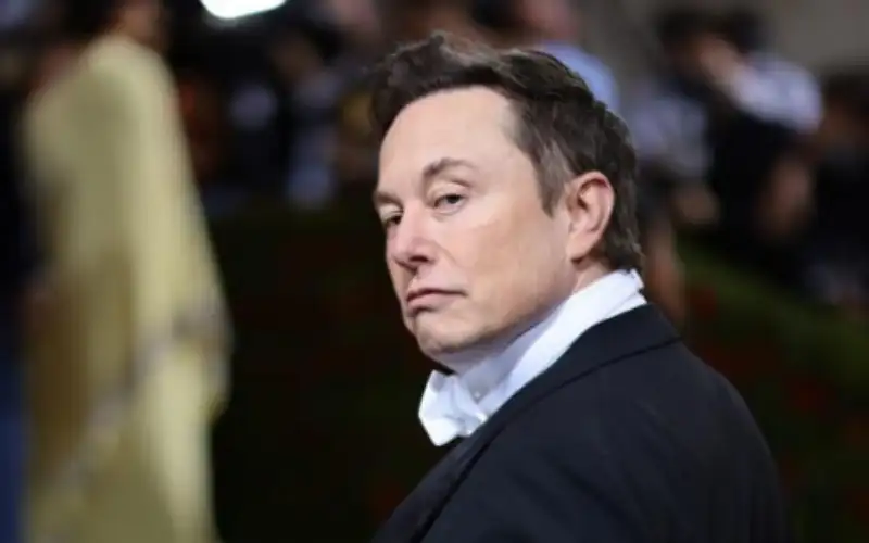 تقرير: إيلون ماسك عمل بشكل غير