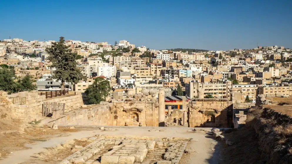 طقس خريفي لطيف الاثنين فوق المرتفعات