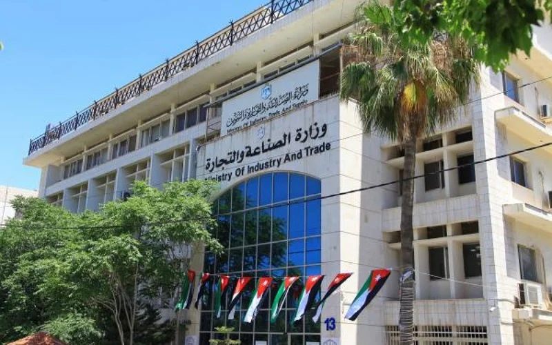 وزير الصناعة يؤكد أهمية تعزيز تنافسية