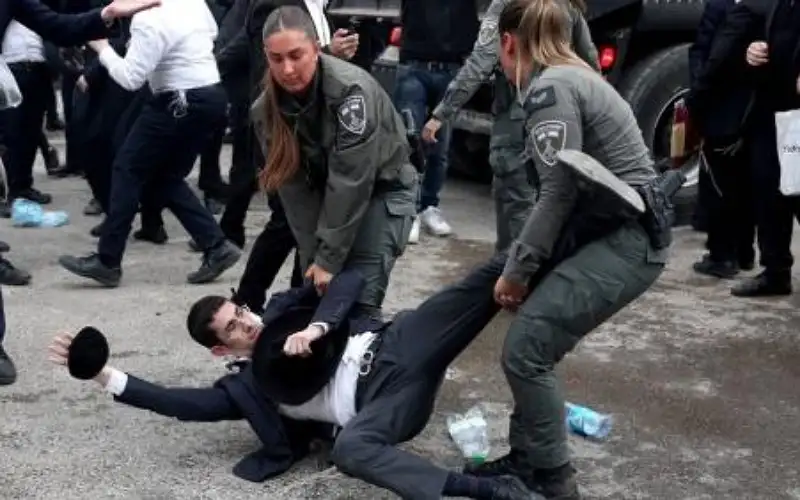 إذاعة جيش الاحتلال: من بين 3