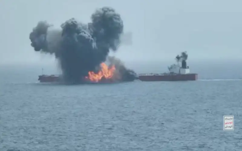 انفجاران قرب سفينة جنوبي اليمن