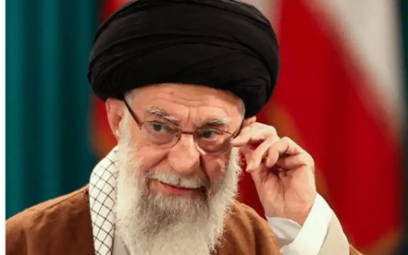 خامنئي: لا ينبغي التضخيم أو التقليل