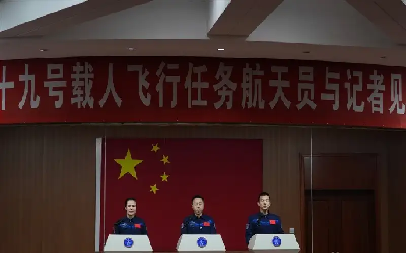 الصين ترسل طاقما جديدا إلى محطتها