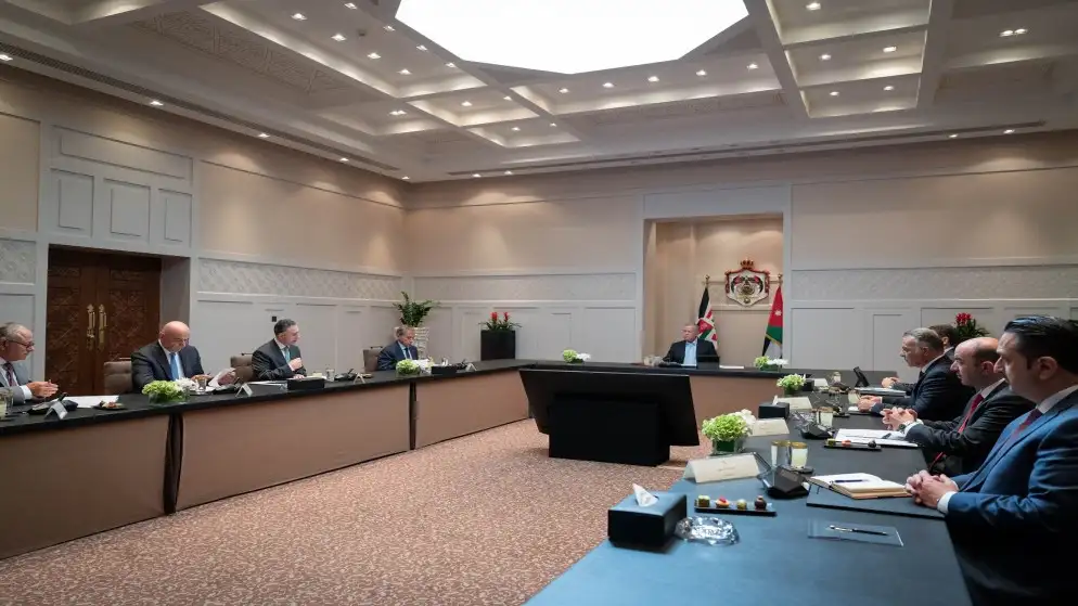 الملك يؤكد ضرورة تعزيز مساهمة الصناعات