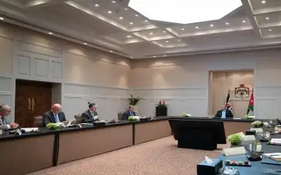 الملك يؤكد ضرورة تعزيز مساهمة الصناعات
