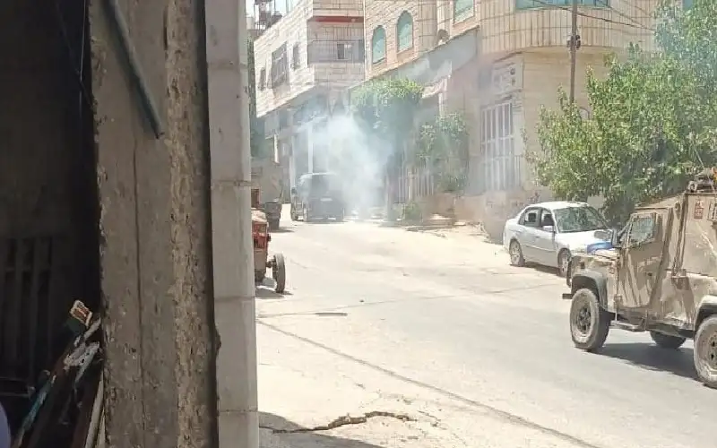 الاحتلال يداهم عشرات المنازل في بلدة