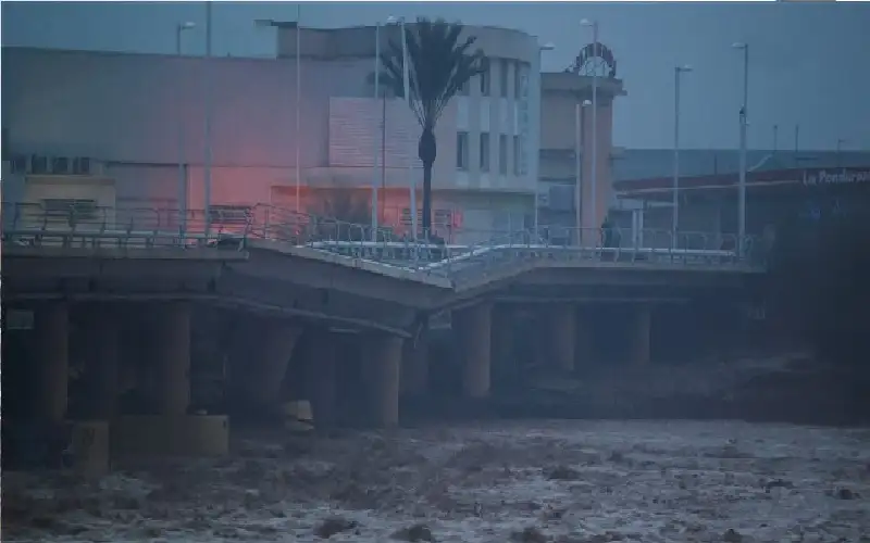 انقاذ جوي يحبس الأنفاس في فيضانات