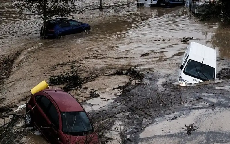 فالنسيا تغرق.. .. السيول تودي بحياة