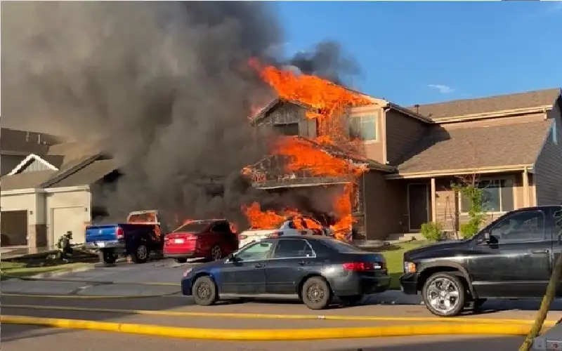 حريق مدمر يؤدي لإخلاء 700 منزل