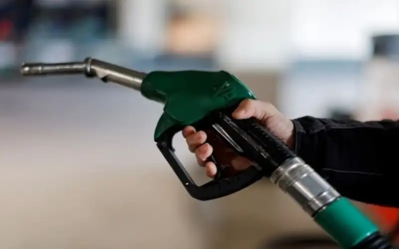 الحكومة تقرر رفع أسعار البنزين بشقيه
