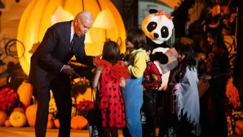 بايدن وزوجته يحتفلان بالهالوين الأخير بالبيت