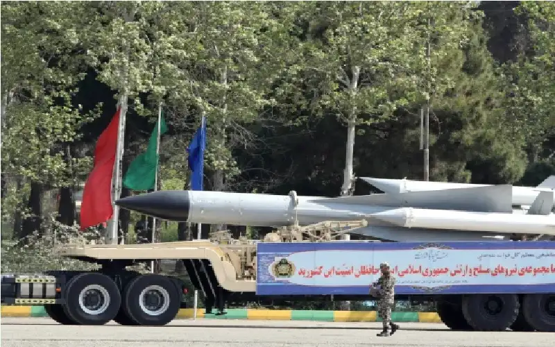 إيران تلمح لزيادة مدى صواريخها ومراجعة