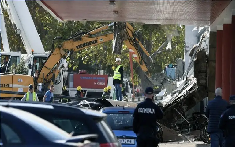 في صربيا.. 13 قتيلا بعد انهيار