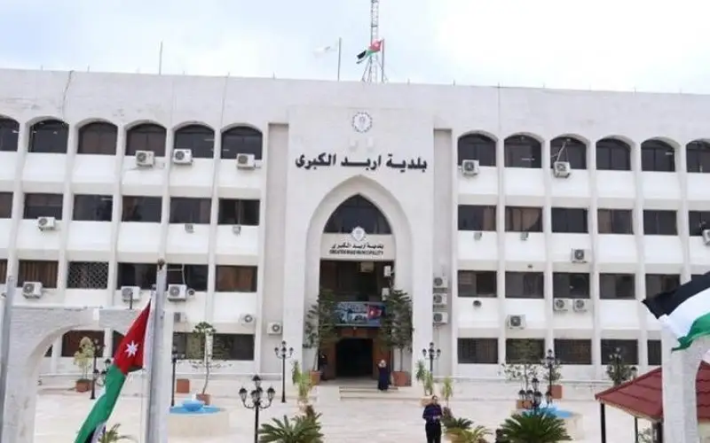 بلدية اربد تنفذ حملة لإزالة اللوحات