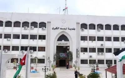 بلدية اربد تنفذ حملة لإزالة اللوحات
