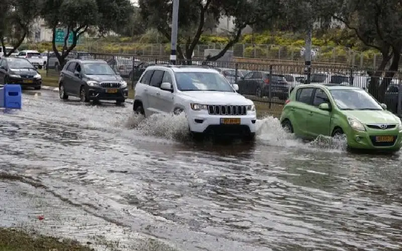 سيول وفيضانات تغمر شوارع سخنين في