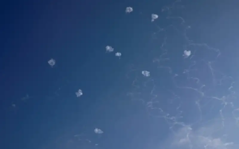 اسرائيل تعلن رصد 10 صواريخ أطلقت