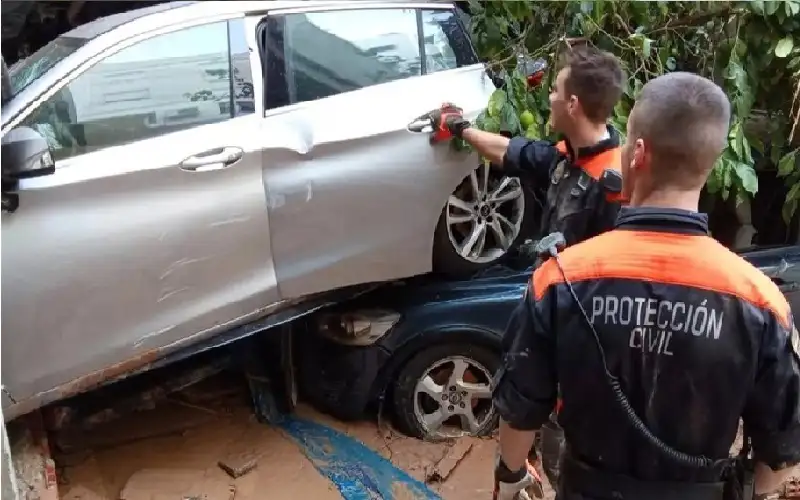 فالنسيا.. إنقاذ سيدة علقت في سيارة