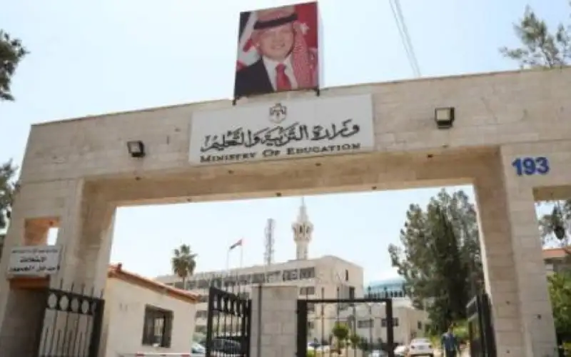 التربية تحقق بوفاة طالبين بحادث في