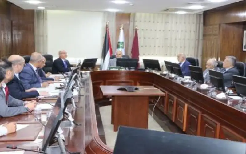 وزير العمل يؤكد التزام الحكومة بنهج