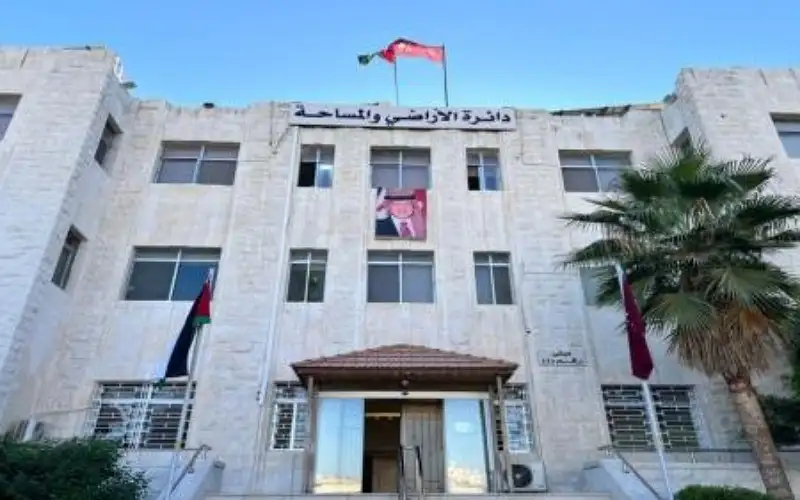 الأراضي والمساحة: يمنع تملك الإسرائيليين للعقارات