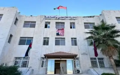 الأراضي والمساحة: يمنع تملك الإسرائيليين للعقارات