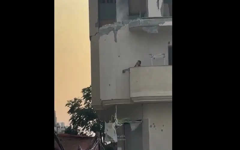 شاهد .. طفل في غزة يرفع