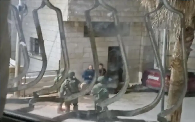 الاحتلال ينكل بالمواطنين ويداهم منزل رئيس