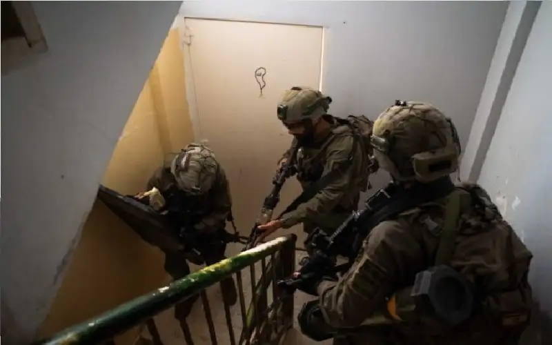 الاحتلال يعتقل 8 مواطنين من الخليل