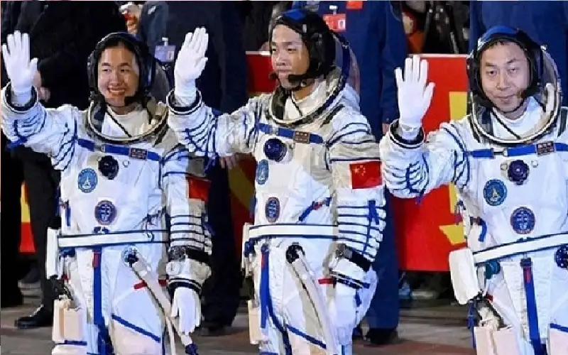 الصين تحتفل بعودة روادها بعد أطول