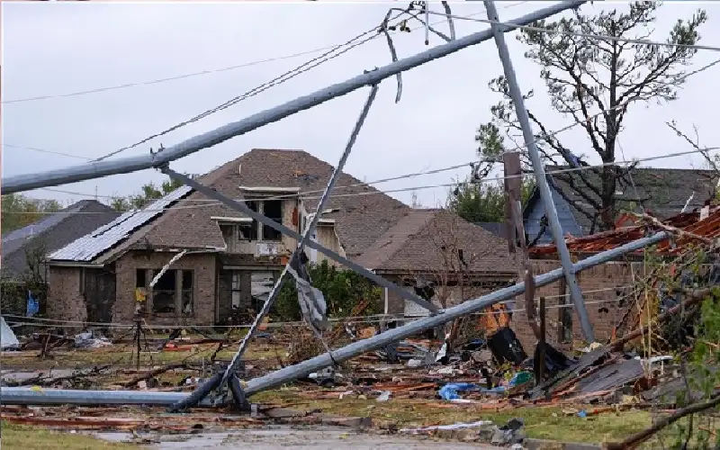 عاصفة تضرب ولاية أمريكية وتقطع عنها