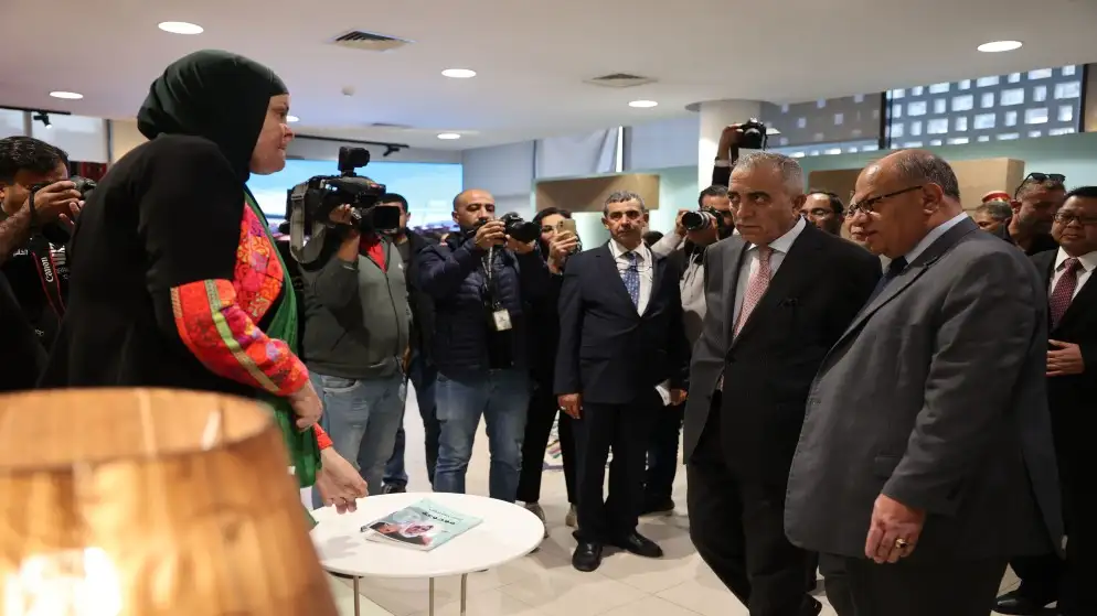 وزير الثقافة يفتتح المعرض التشكيلي لوحة