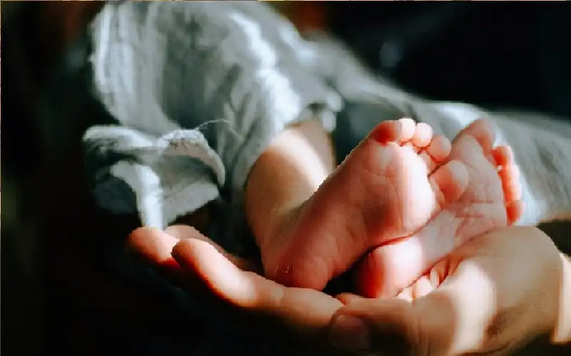 اختبار حمض نووي يكشف تبديل طفلتين