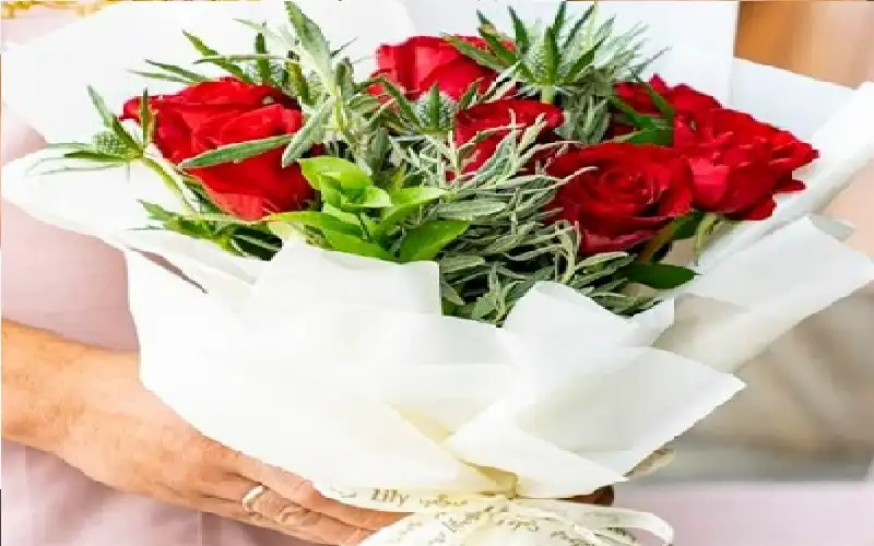 تتسلم باقة ورد من حبيبها.. مع