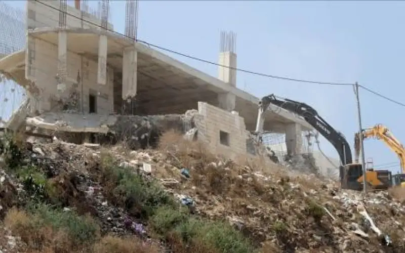 سلطات الاحتلال تهدم 3 أبنية سكنية