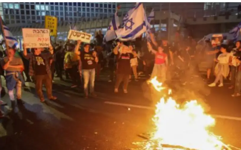 مئات الإسرائيليين يحتجون على إقالة غالانت