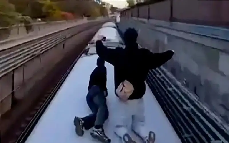 من أجل المشاهدات.. مراهق يموت على