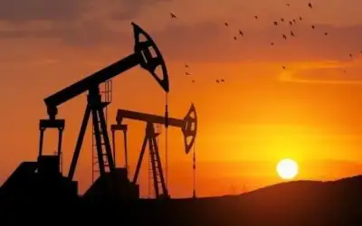 النفط يتراجع مع تلقي الدولار دفعة