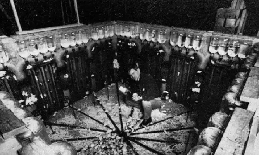 الجنس العربي وتجربة الكون 25… وصدر