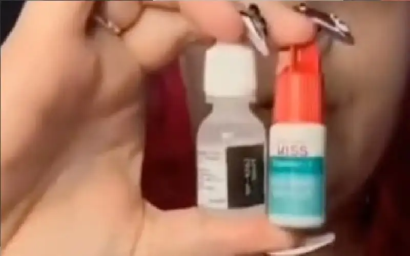 بالخطأ.. تضع غراء الأظافر في عينها