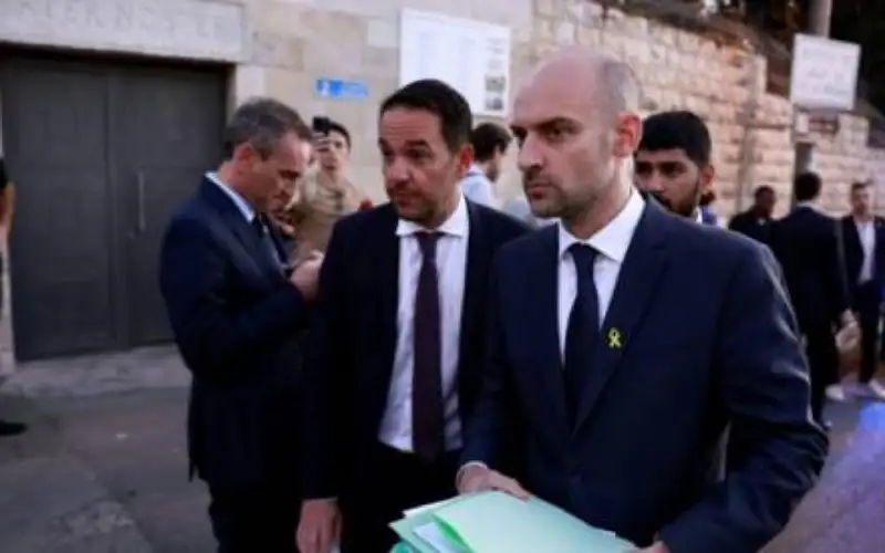 تصاعد التوتر بين فرنسا والاحتلال ..