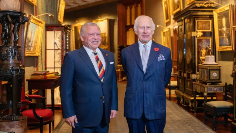 الملك والعاهل البريطاني يعقدان لقاء بقصر