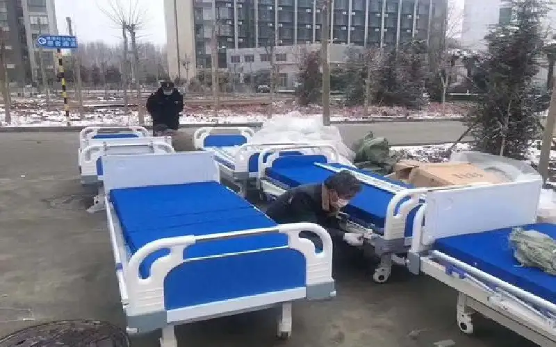 صيني يحضر إلى البنك ممددا على