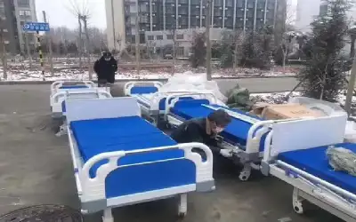 صيني يحضر إلى البنك ممددا على